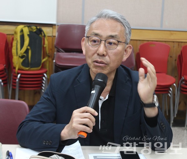 자유토론 발언에서 좌장을 맡은 김익수 환경일보 편집대표는 "다양한 일을 하는 세미나 참석자들의 정보와 지식 공유가 더욱 활발해져 오늘 세미나에서 던져진 질문에 대한 답을 찾아나가는 기회로 이어지기를 바란다"고 말했다. /사진=박선영 기자