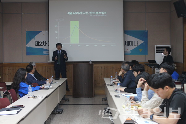 박정희 산림경영인협회 회장은 "숲이 목재 생산과 기후위기 시대 탄소흡수원 역할을 제대로 할 수 있도록 평균 수령 45년쯤 된 나무와 나무 간격은 5~6m 정도로 벌려 탄소저장의 50%가 이뤄지는 몸통의 크기를 키울 필요가 있다”고 말했다. /사진=박선영 기자