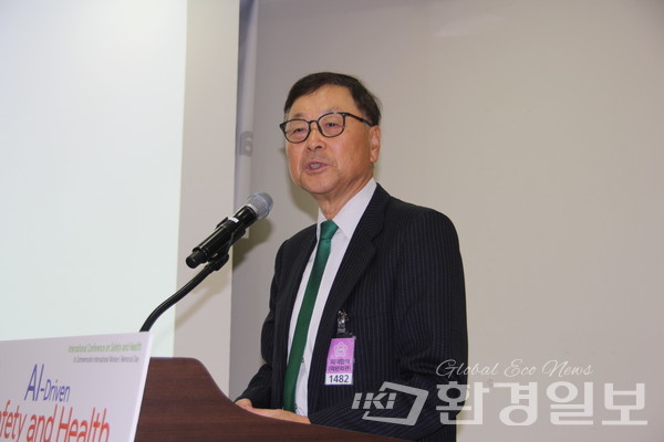 김진형 카이스트 명예교수는 '인공지능과 산업안전'을 주제로 AI를 산업안전에 활용할 방법에 대해 설명하고, 동시에 AI의 위험성에 대해 경고하며 AI를 안전보건을 위해 사용하기 위해 조심해야 할 점들을 지적했다. /사진=박준영 기자