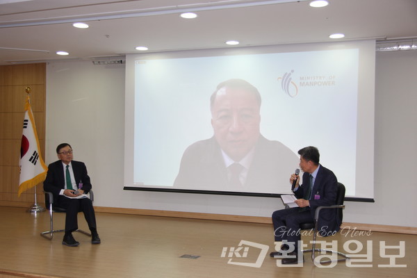 임영섭 미래일터안전보건포럼 공동대표가 앞서 발표한 김진형 교수, 호 시옹 힌 부학장과 대담을 하고 있다. /사진=박준영 기자