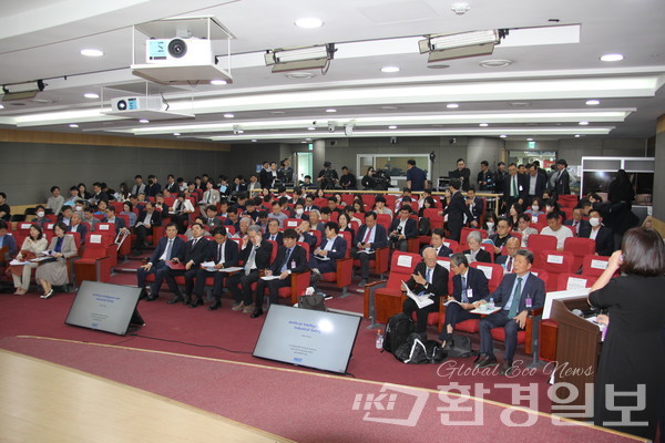 2부 행사에서는 AI를 활용한 안전보건관리 활성화를 주제로 전문가들의 발표가 이어졌다. /사진=박준영 기자