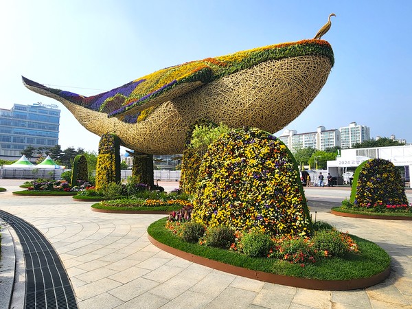 '지구환경과 꽃'을 주제로 4월26일 개막한 고양국제꽃박람회 1번 게이트 앞에 전시 중인 '꽃등고래와 재두루미 조형물' /사진=박선영 기자 