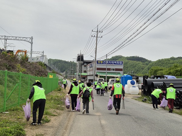 기후변화주간 줍깅행사 참가자들  /사진제공=의성군