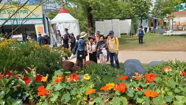 고양국제꽃박람회는 지난해보다 확장된 면적으로 지구환경 정원, 장미정원, 꽃만개정원, 세계작가정원 등의 의 다양한 정원이 연출됐다. /사진제공=(사)에코코리아