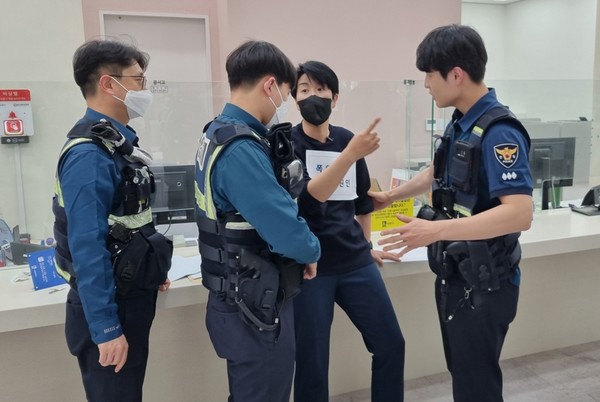 1일 시청 통합민원실에서 ‘특이민원 대응 모의훈련’ /사진제공=수원시