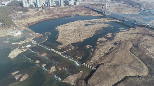 보 재가동 공사로 물길 준설을 마친 세종보 /사진제공=대전충남녹색연합