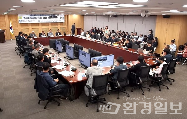  국회 기후위기 그린뉴딜 연구회, 더불어민주당 탄소중립위원회, (사)에너지전환포럼, 우원식 의원, 김성환 의원, 양이원영 의원 등 주체로 열린 '탄소중립과 원전안전을 위한 22대 국회의 과제 연속세미나' 전경