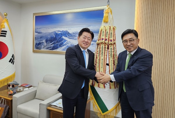 김춘진 사장(우측), 오영훈 제주도지사(좌측) /사진=한국농수산식품유통공사