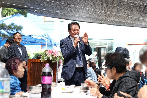 최대호 안양시장은 2일 만안구 안양4동과 안양5동의 경로잔치를 찾아 어르신들께 감사의 마음을 전했다 . (사진제공=안양시)