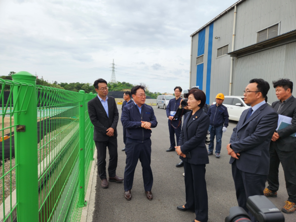 애로사항한화진 환경부장관이 (주)코엔텍 소각·매립시설을 방문해 현장을 시찰하고, 산업폐기물 매립시설의 애로사항 등을 청취하는 간담회를 가졌다. /사진제공=한국자원순환에너지공제조합