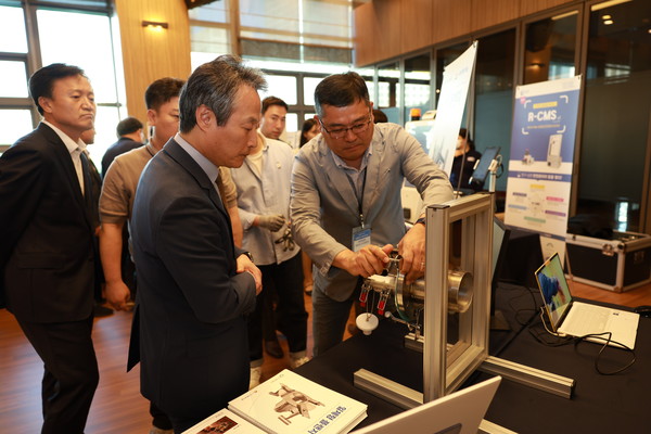 안병옥 이사장이 2일 서울 LW컨벤션센터에서 개최된 ‘2024년 K-eco 상생협력 우수과제 경진대회’에서 수상작을 살펴보고 있다. /사진=한국환경공단