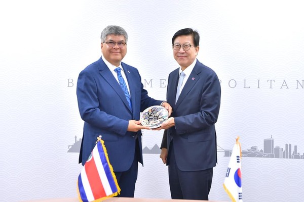 시는 지난 3일 주한 코스타리카 대사와 만나 커피와 경제, 통상, 영화 등 다양한 분야에서 교류하는 방안을 논의했다. /사진제공=부산시