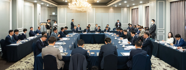 도성훈 인천시교육감과 인천지역 더민주 국회의원 당선인 12명이 조찬 간담회를 진행하고있다./사진제공=교육청