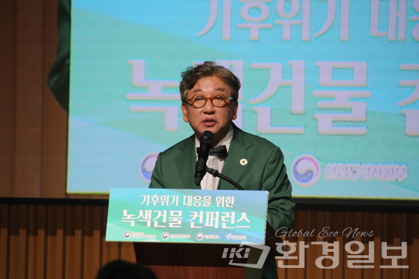 김상협 2050탄소중립녹색성장위원회 위원장은 건물 탄소중립의 중요성을 강조하면서 녹색건물을 위한 민간투자가 활발해질 수 있도록 환경부와 협의하겠다고 밝혔다. /사진=박준영 기자
