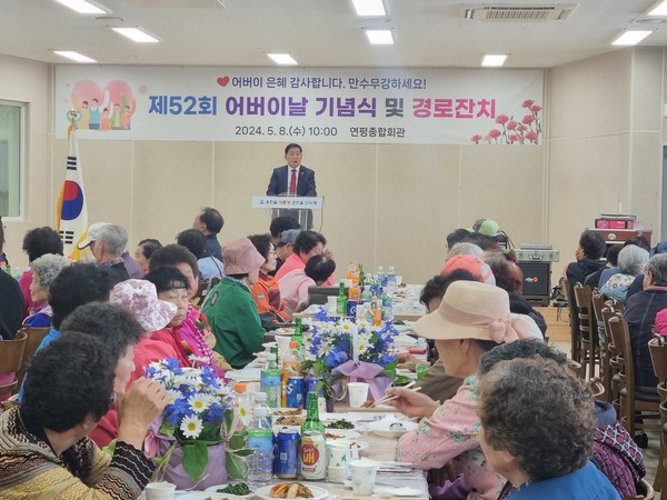 문경복 옹진군수가 어버이날 기념행사에서 인사말을 하고있다./사진제공=옹진군