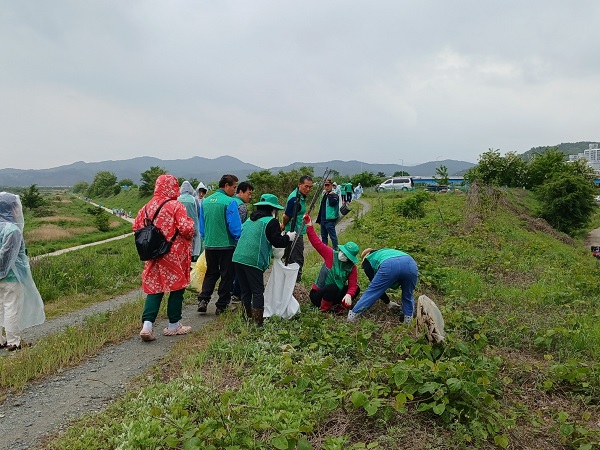 환경살리기 행사 참여단체 회원들  /사진제공=경주시