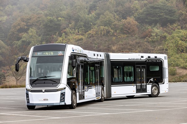 우진산전 SUPER-BRT(S-BRT) 양문형 굴절버스 /사진제공=국토교통부