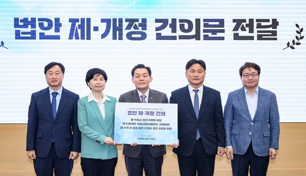 이재준 수원시장, 수원지역 국회의원 당선인들에게 법안 제·개정 건의문 전달 /사진제공-수원시