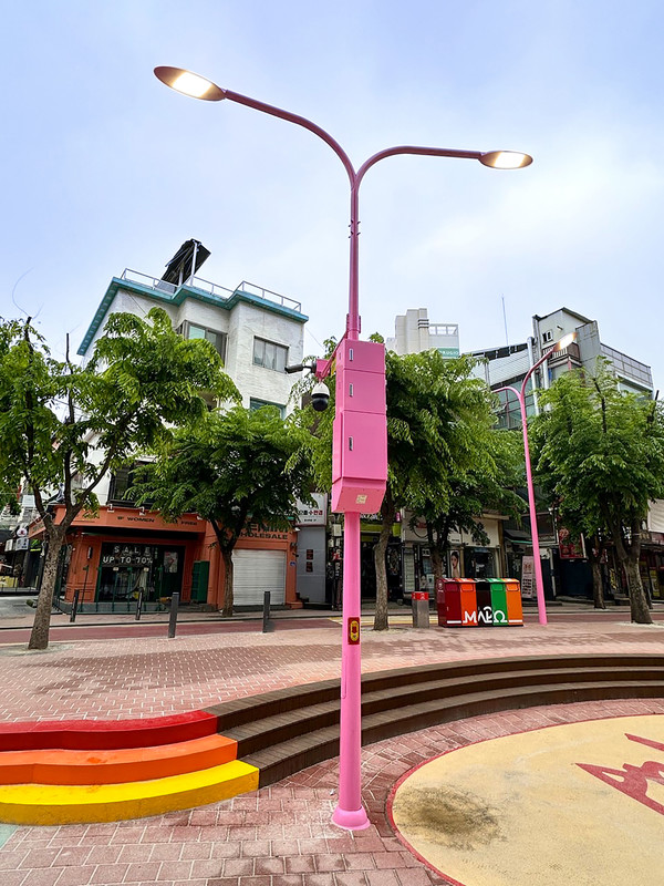 홍대 레드로드 R2에 설치된 안심가로등 /사진제공=마포구청