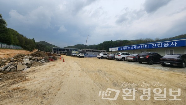 살수차량을 운영하지 않아 차량 통행 시 비산먼지가 발생하고 있다. /사진=김성재 기자
