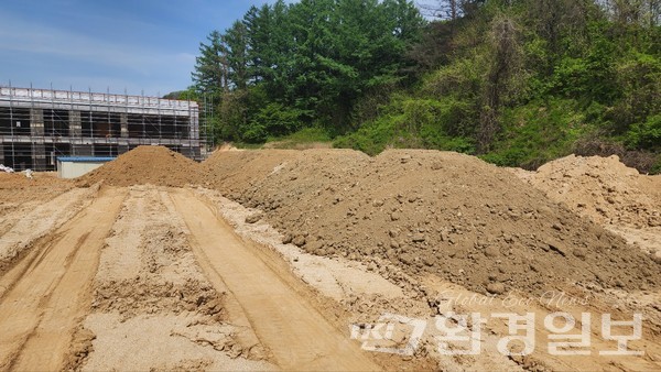 성토된 야적물이 덮개 등 오염방지시설 없이 방치되고 있다. /사진=김성재 기자