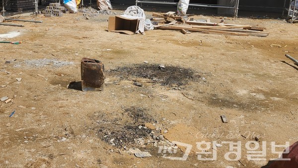 공사현장 여러 곳에서 발견된 불법소각 현장 /사진=김성재 기자