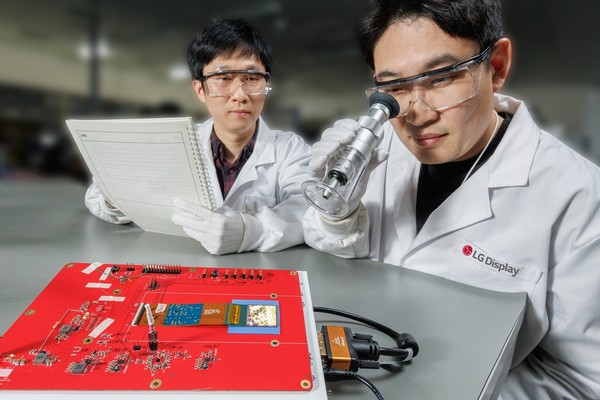  LG디스플레이 연구진이 VR용 올레도스를 연구하고 있다. /사진제공=LG디스플레이