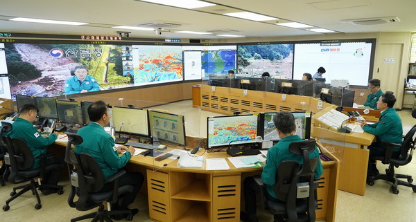 산사태예방지원본부 현판식 이후 남성현 산림청장 주재로 열린 전국산사태 방지 관계관 회의 /사진제공=산림청