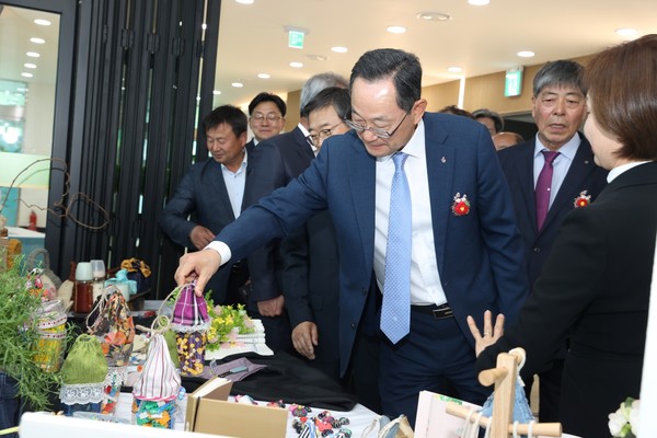 해남군, 자원순환복합센터 개관 기획전시실 명현관 군수.해남군의원 함께 둘러보고 있다 /사진제공=해남군