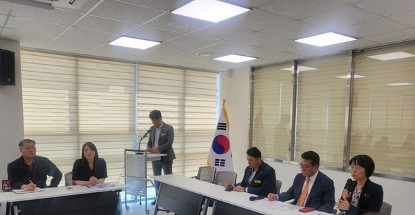 LH가 8년 넘게 명지지구에 폐기물을 야적한 사실이 알려지면서 주민 항의가 빗발치자 김정용 강서구의원 주최로 지난 5월10일 명지1동 행정복지센터에서 부산시 투자통상과 담당자와 이종환 시의원, 박병률 강서구의회 의장과 50여 명의 주민이 모인 가운데 주민설명회가 열렸다. /사진=장가을 기자 