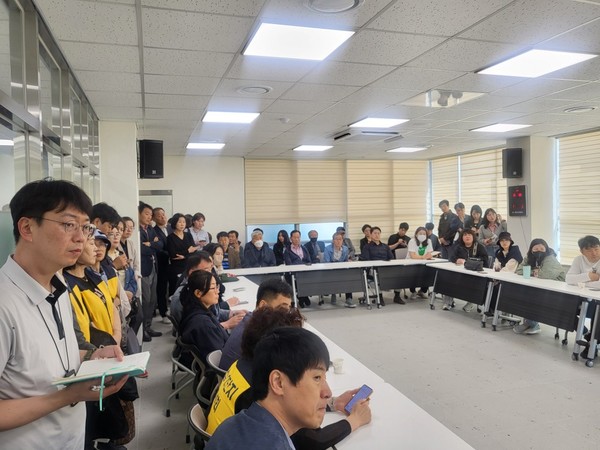 사업주체이자 모든 사안을 설명해야 할 LH가 빠진 주민설명회는 1시간 넘게 진행, 현실성 없는 폐기물 처리 계획을 통보 식으로 전달해 주민 원성을 샀다. /사진=장가을 기자 