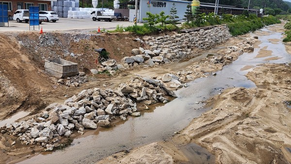 하천 내 방치된 폐콘트리트 폐기물 /사진=김성재 기자