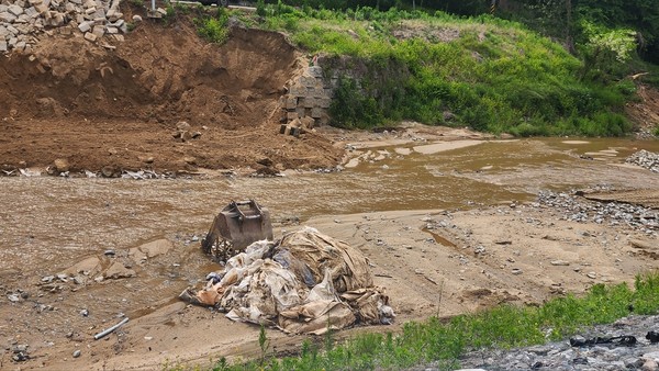 하천 내 방치되고 있는 혼합폐기물 /사진=김성재 기자