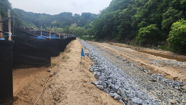 농경지 주변 안전시설이 설치되지 않아 위험에 노출되어 있다. /사진=김성재