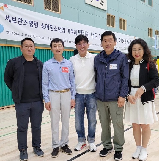 2024 한빛 운동회에 참석한 유철주 신촌 세브란스 소아암 담당교수(왼쪽 두번째), 홍순명 한국환경기술사회 회장(가운데), 김지현 환경기술사회 홍보위원장(오른쪽) /사진제공=한국환경기술사회