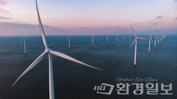 재생에너지 발전 비중을 줄이는 윤석열 정부의 에너지 정책은 RE100으로 대표되는 세계 무역장벽의 등장, 분산형 재생에너지원 증가로 인해 더욱 고립될 수밖에 없다고 전문가들은 지적한다. /사진=환경일보 DB