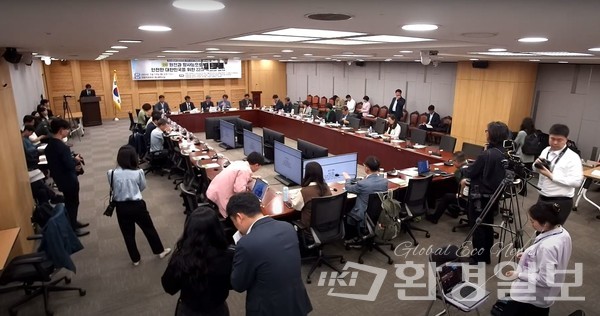 14일 국회의원회관에서 국회 기후위기 그린뉴딜 연구회, 더불어민주당 탄소중립위원회, (사)에너지전환포럼, 우원식‧김정호‧김성환‧양이원영 의원 등 공동주최로 열린 ‘탄소중립과 원전안전을 위한 22대 국회의 과제 연속세미나’ 전경 /사진=온라인 캡처