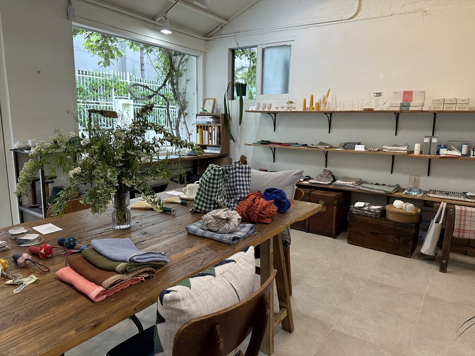 라마홈에 친환경 옷과 양초가 전시돼 있다.