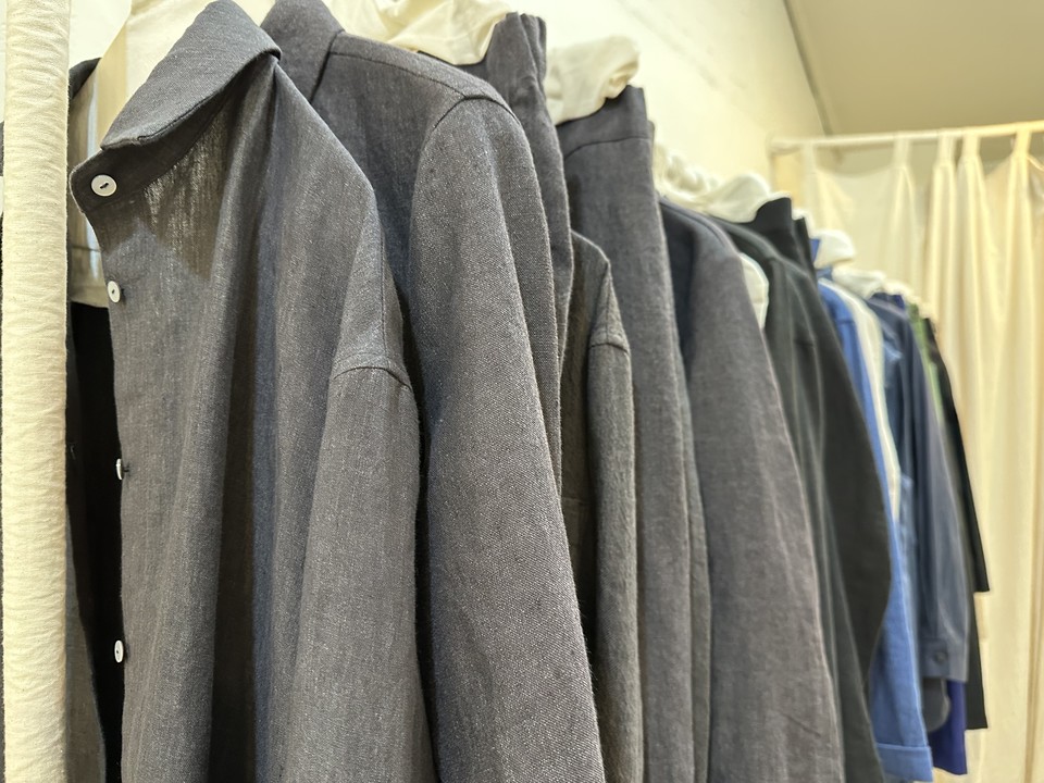 타임리스 디자인을 이용한 옷이 진열돼 있다.