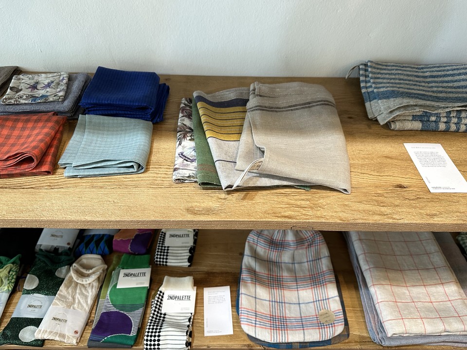 리투아니아 리넨으로 만들어진 제품이 전시돼 있다. /사진출처=라마홈