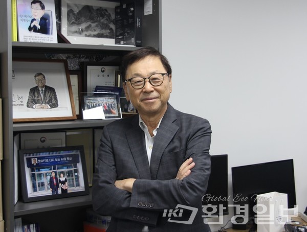 김진형 KAIST 명예교수는 지난 15일 본인의 연구실에서 진행된 인터뷰에서 AI 기술의 발전이 국가의 지속 가능한 발전과 탄소중립 목표 달성에 반드시 도움이 될 수 있다고 설명했다. /사진=박준영 기자