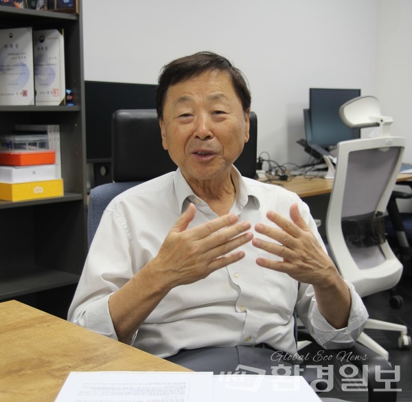 김진형 명예교수는 우리 모두가 기후위기의 심각성을 깨닫고 작은 부분부터 모두 함께 동참해 해결해야 한다고 조언했다. /사진=박준영 기자