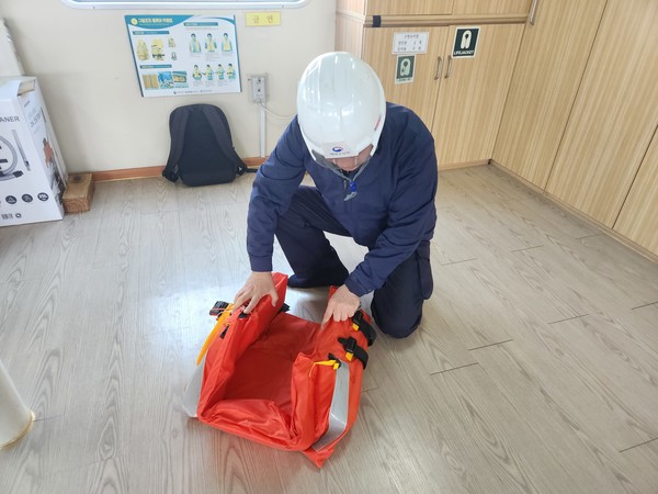 연안여객선 구명조끼 점검 /사진제공=해양수산부