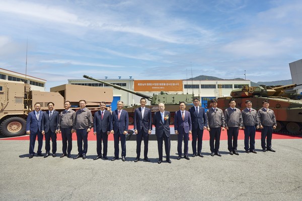 김승연 회장과 김동관 부회장 등 한화에어로스페이스 주요 경영진이 주력 제품 앞에서 기념촬영을 하고 있다. /사진제공=한화그룹