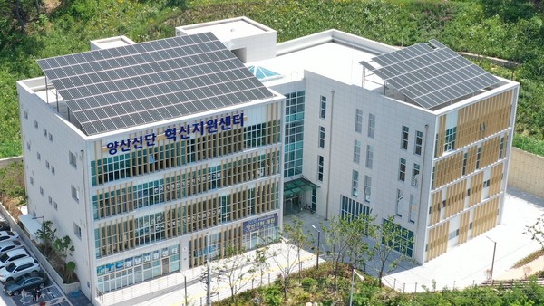 시는 '다중영상 융합 진단 신경중재치료기기 개발 기반구축' 공모에 선정돼 양산산단 혁신지원센터에 신경중재치료기기 개발 지원을 위한 장비를 마련한다. /사진제공=양산시 