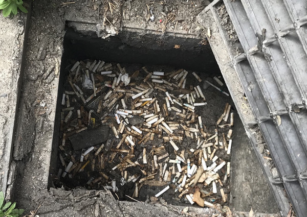 빗물받이 속 담배꽁초는 미관상 좋지 않을 뿐 아니라 악취 발생과 함께 하수 흐름을 방해한다. /사진=환경일보DB