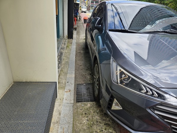 불법으로 주차된 차량이 빗물받이를 막고 있다. /사진=환경일보DB