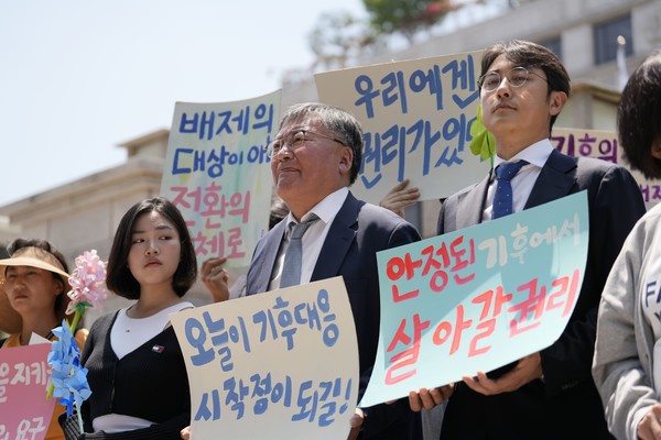 기후소송을 청구한 단체의 회원들이 피켓을 들고 기자회견을 진행하고 있다. /사진제공=청소년기후행동