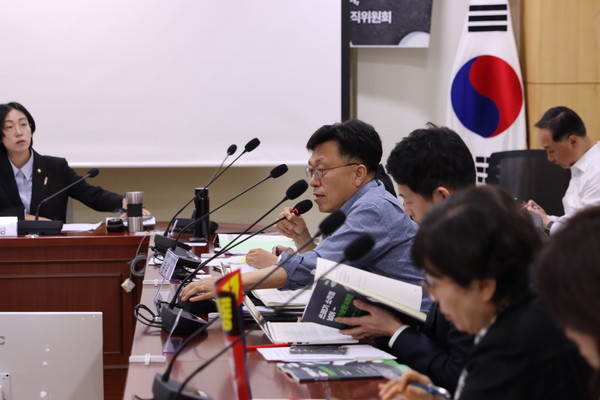 하승수 공익법률센터 농본 대표는 “민간산업이 차지한 폐기물 시장이 시민들로부터 신뢰받지 못하고 있다”며 소각사업에 대기업들이 뛰어드는 거대한 돈벌이 산업이 됐음을 주목해야 한다고 지적했다. 