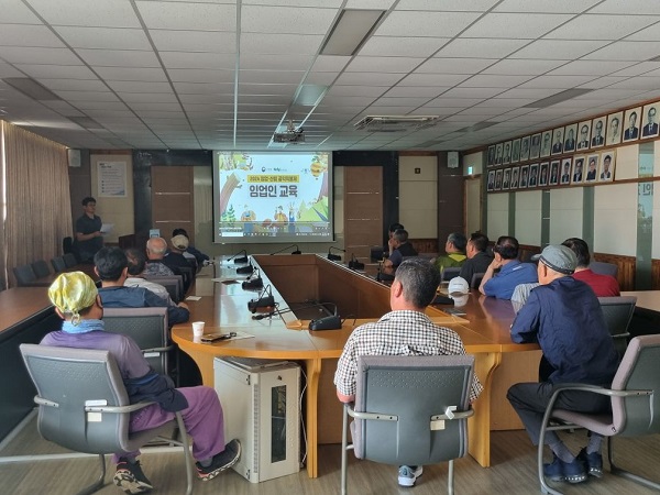 임업직불제 온라인 교육이 어려운 고령층 임업인을 대상으로 한 집합교육 /사진제공=강원도
